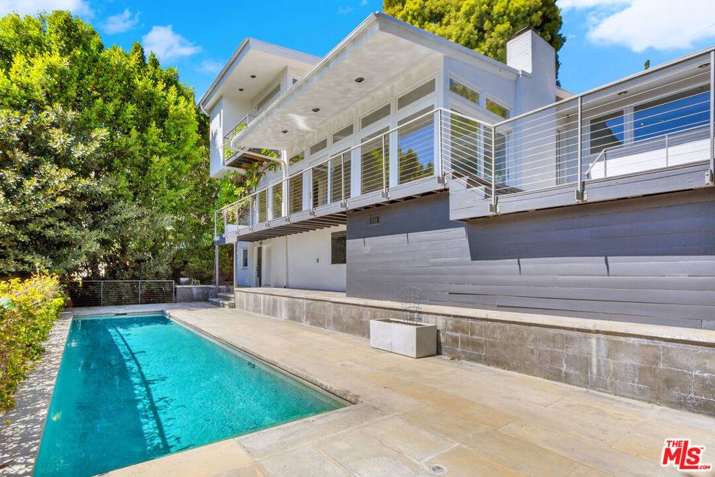 Los Angeles, CA 90069,8312 Hollywood BLVD