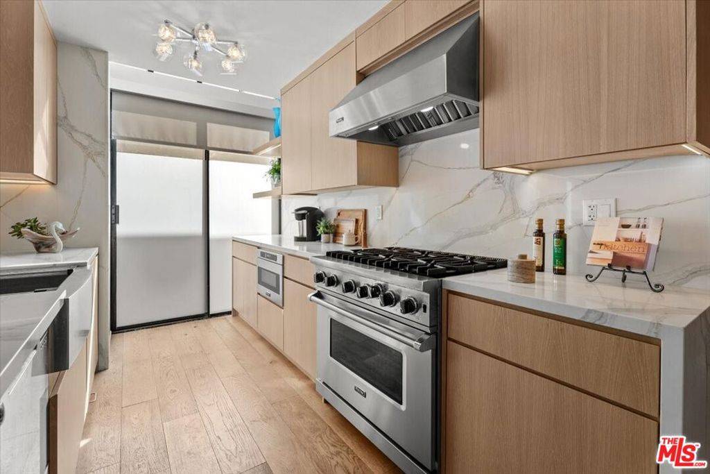 Santa Monica, CA 90403,817 5th ST #B