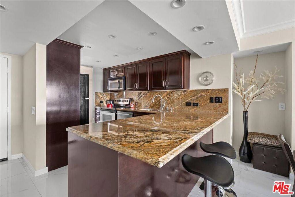 Marina Del Rey, CA 90292,4267 Marina City DR #412