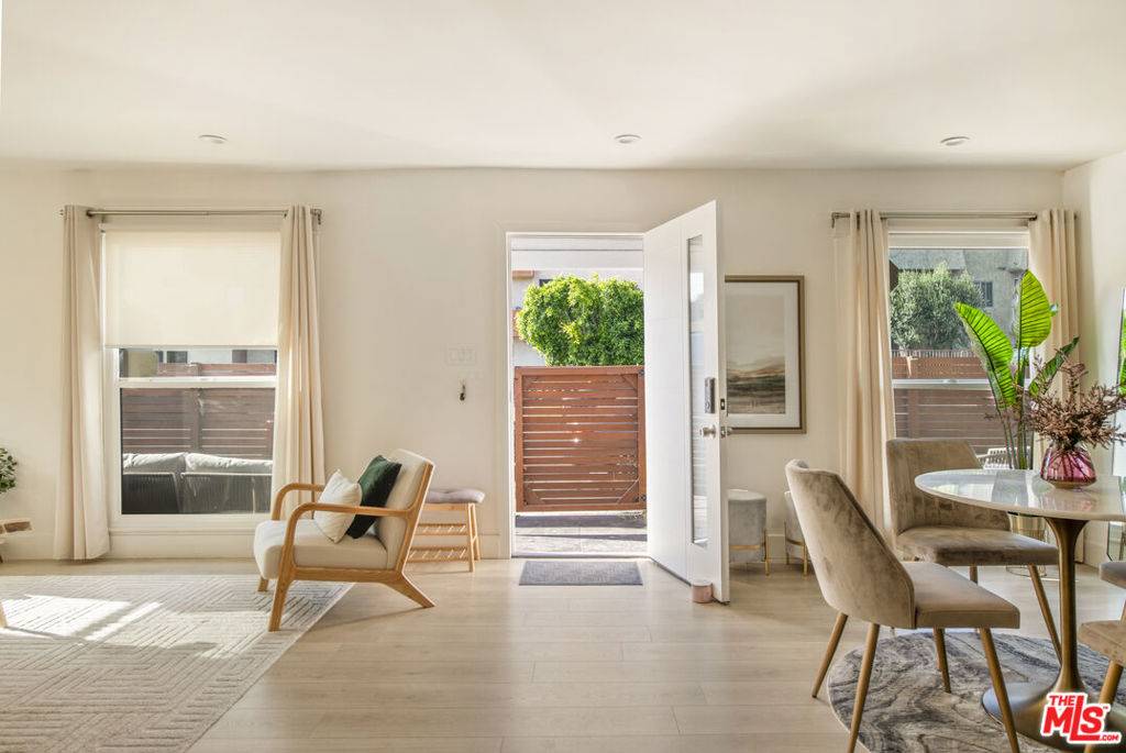 Los Angeles, CA 90004,4616 Rosewood AVE