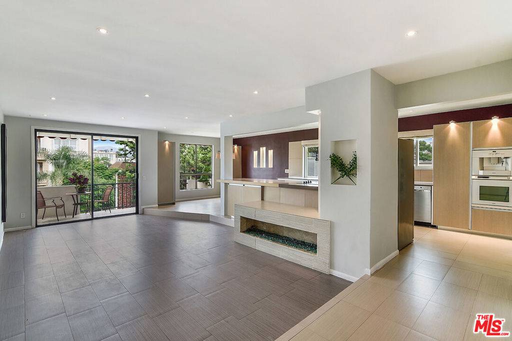 Los Angeles, CA 90049,11920 DOROTHY ST #302