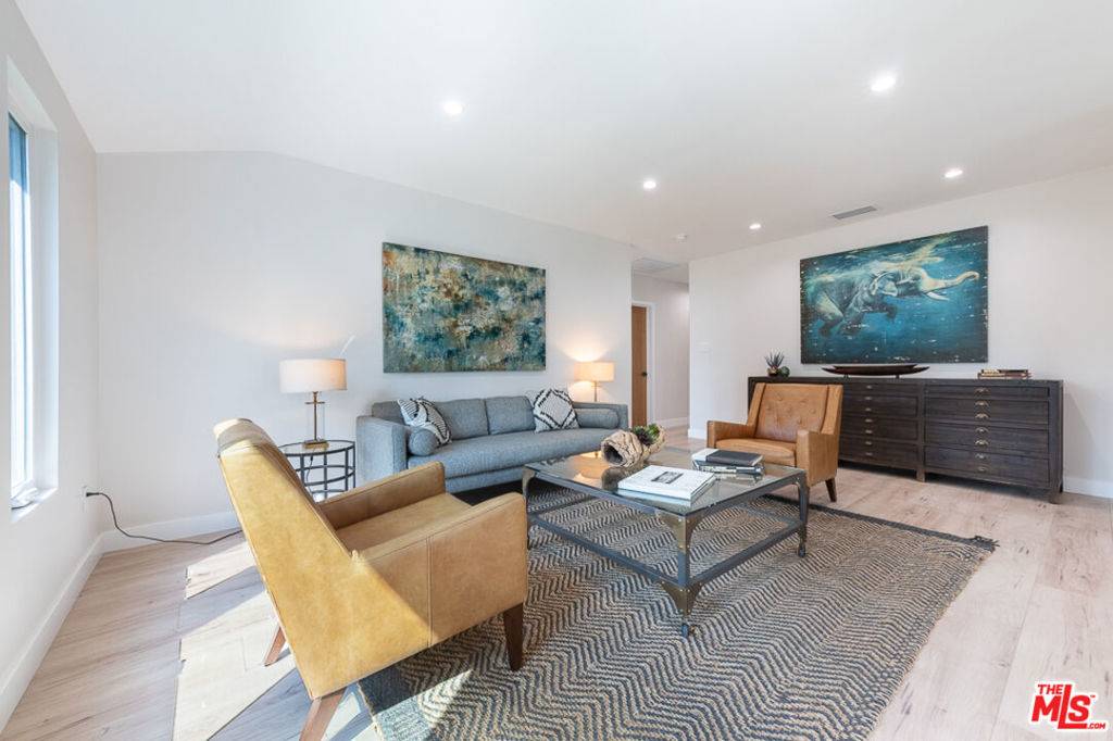 North Hollywood, CA 91601,5808 Irvine AVE