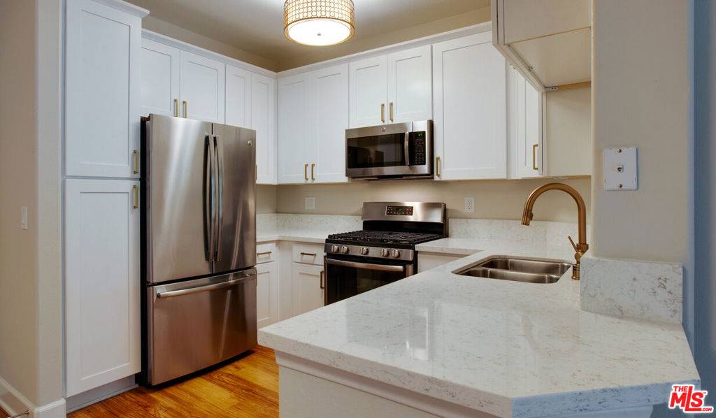 Los Angeles, CA 90036,348 S Hauser #4-311