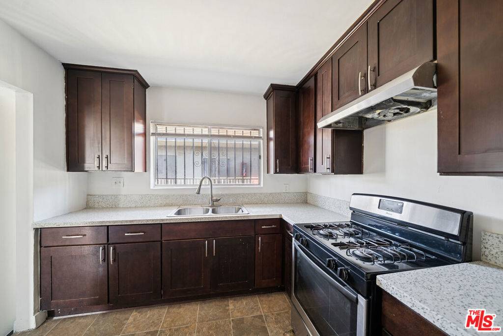 Los Angeles, CA 90029,5380 Romaine ST #4