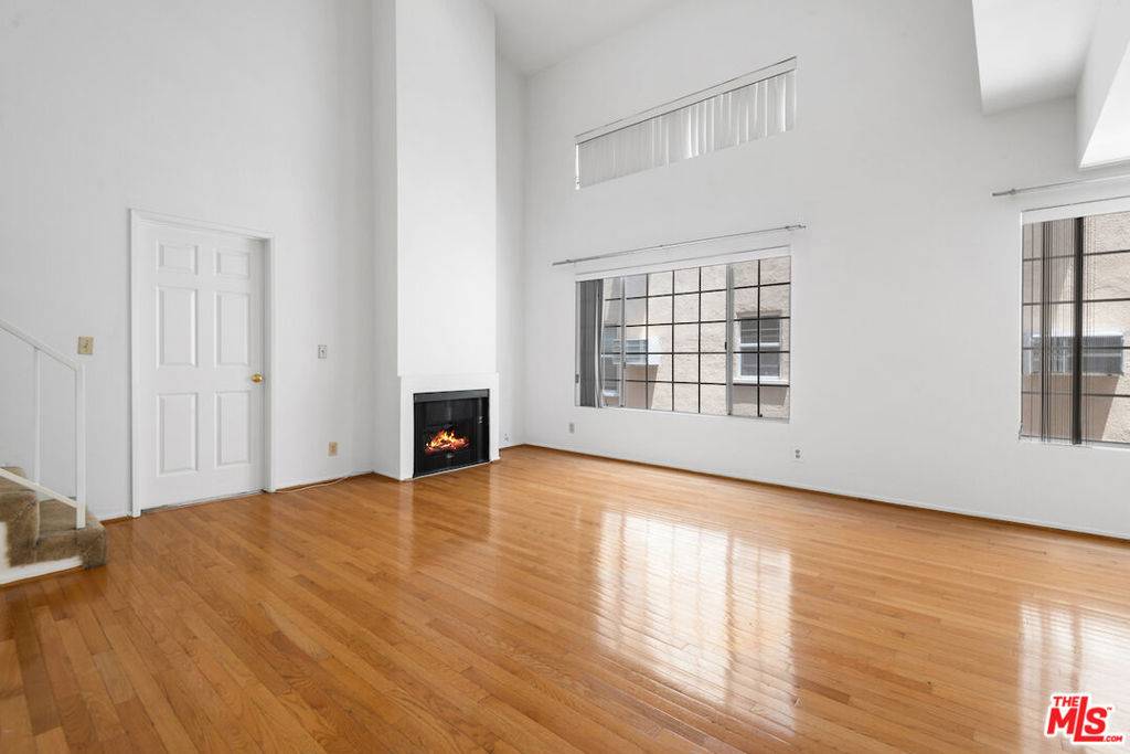 Los Angeles, CA 90004,607 N Rossmore AVE