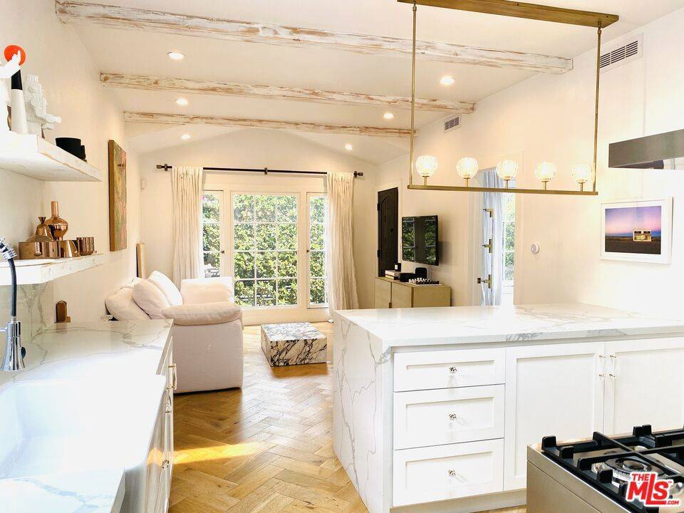 Los Angeles, CA 90046,8062 Waring AVE