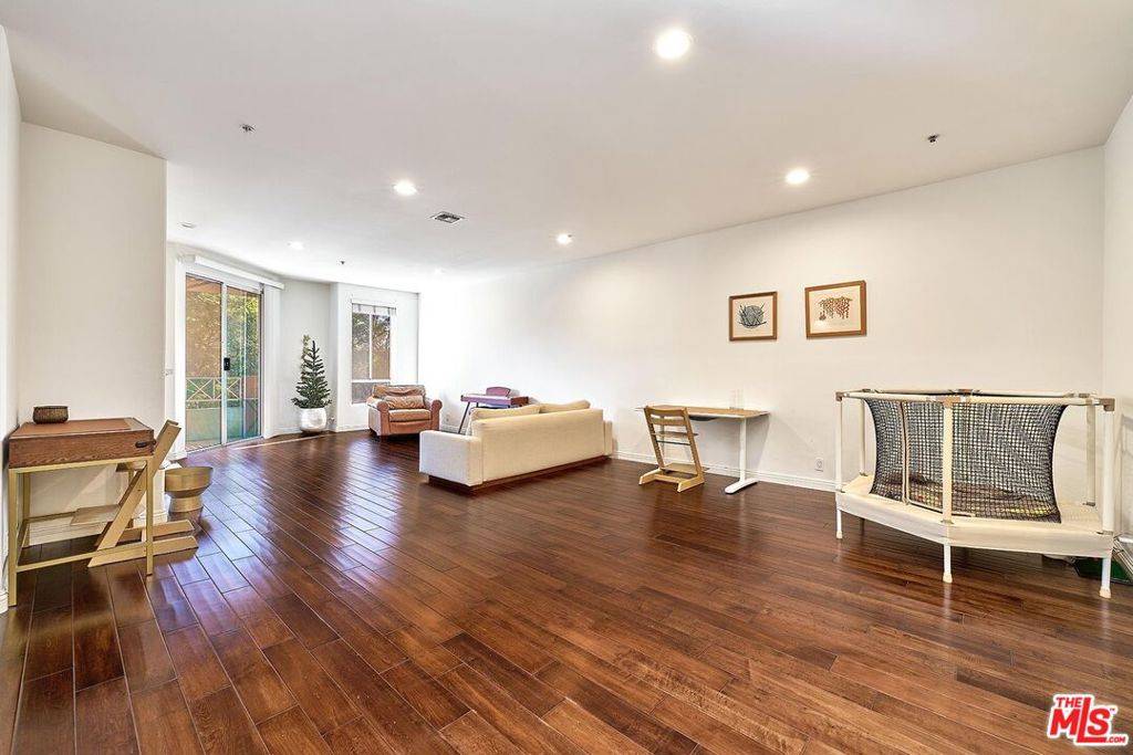 Los Angeles, CA 90020,333 Westminster AVE #204