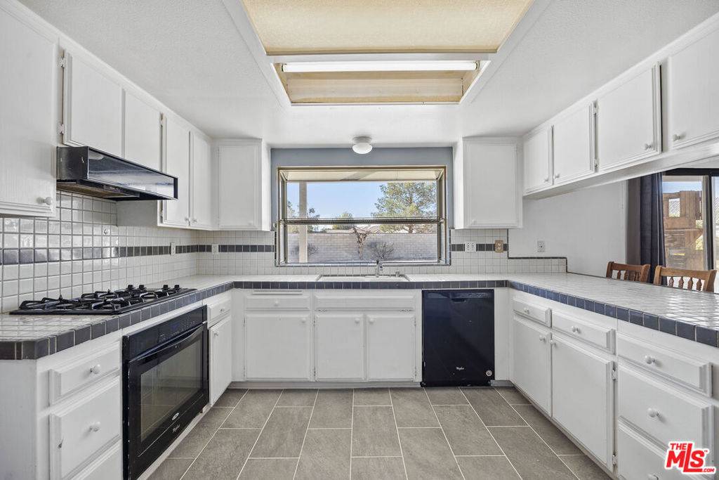 Victorville, CA 92395,18655 Knollwood CT