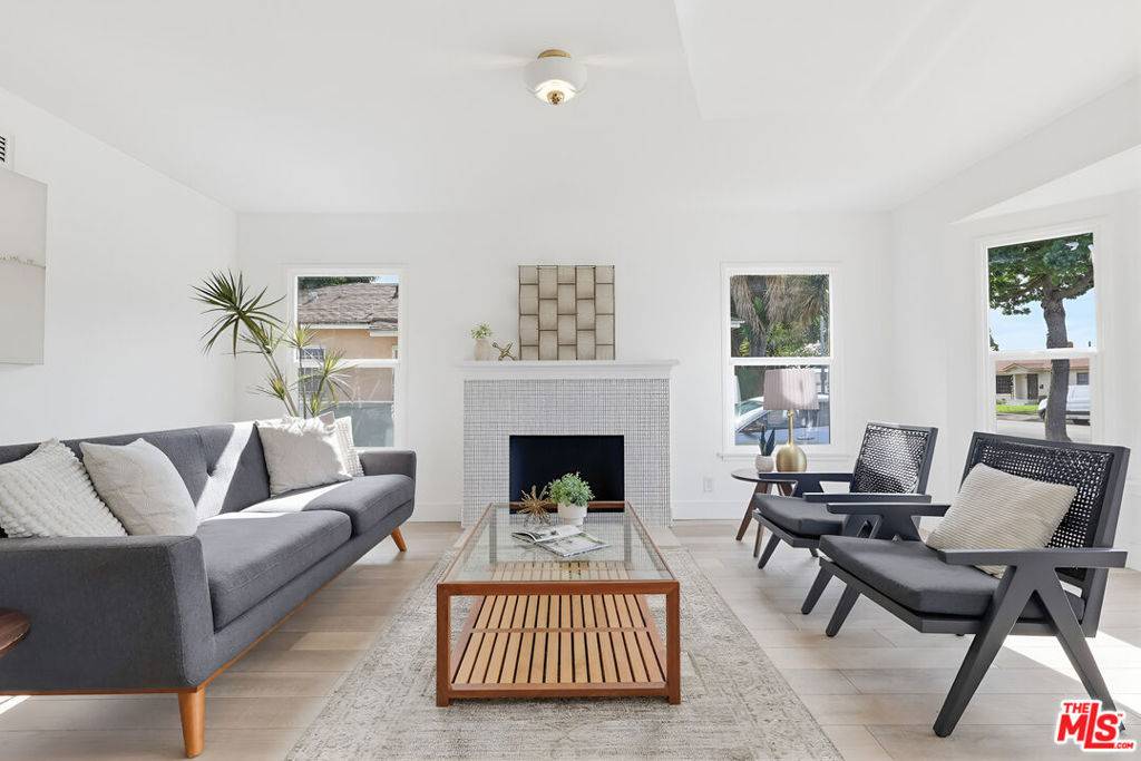 Los Angeles, CA 90047,9402 S Van Ness AVE