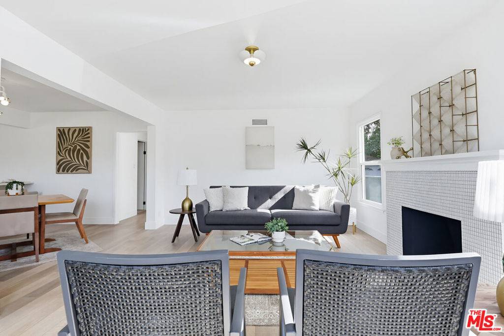 Los Angeles, CA 90047,9402 S Van Ness AVE