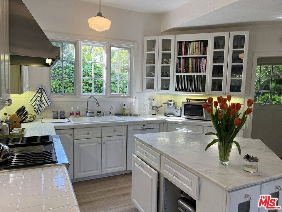 Los Angeles, CA 90046,8050 Mulholland DR