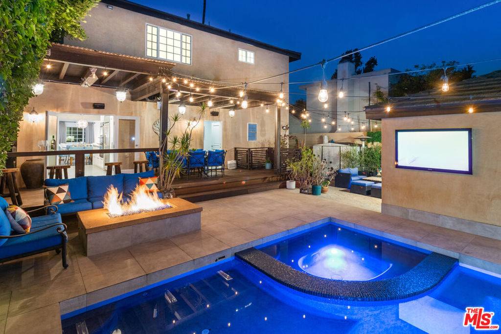 West Hollywood, CA 90069,711 Huntley DR