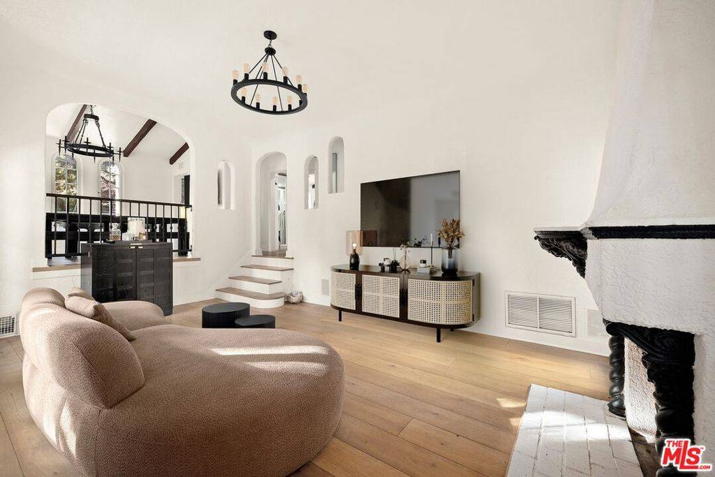 Los Angeles, CA 90046,8061 Woodland LN