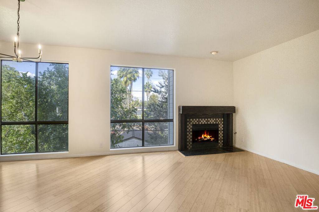 Sherman Oaks, CA 91423,13331 Moorpark ST #233