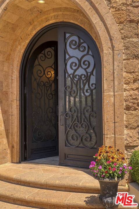 Encino, CA 91316,4718 White Oak AVE