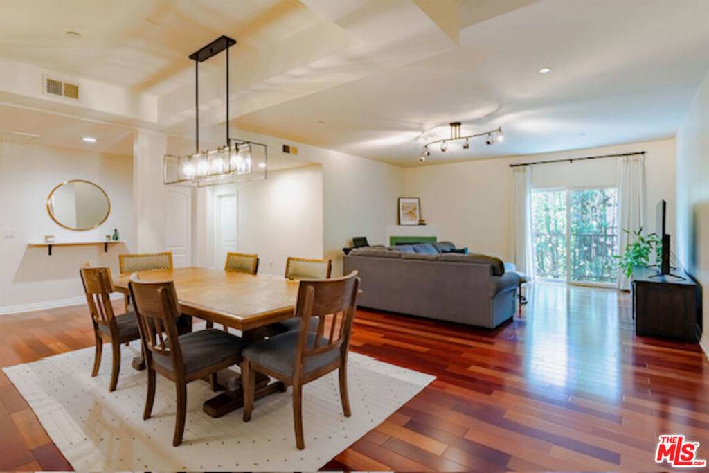 Los Angeles, CA 90019,956 S Wilton PL #305