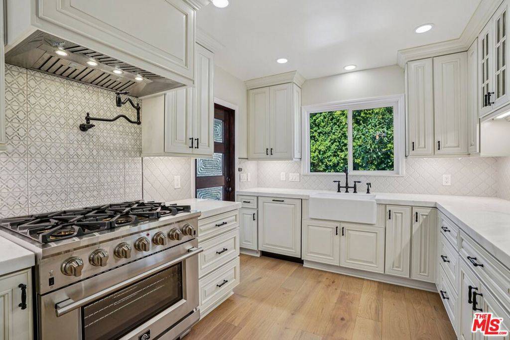 Los Angeles, CA 90004,5010 Elmwood AVE