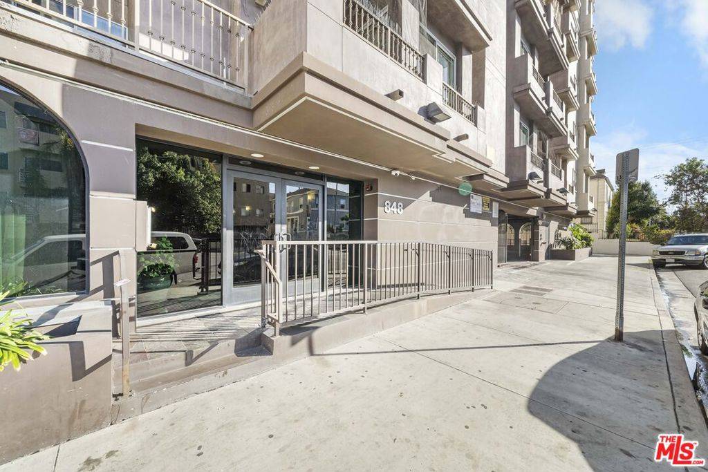 Los Angeles, CA 90005,848 Irolo ST #105