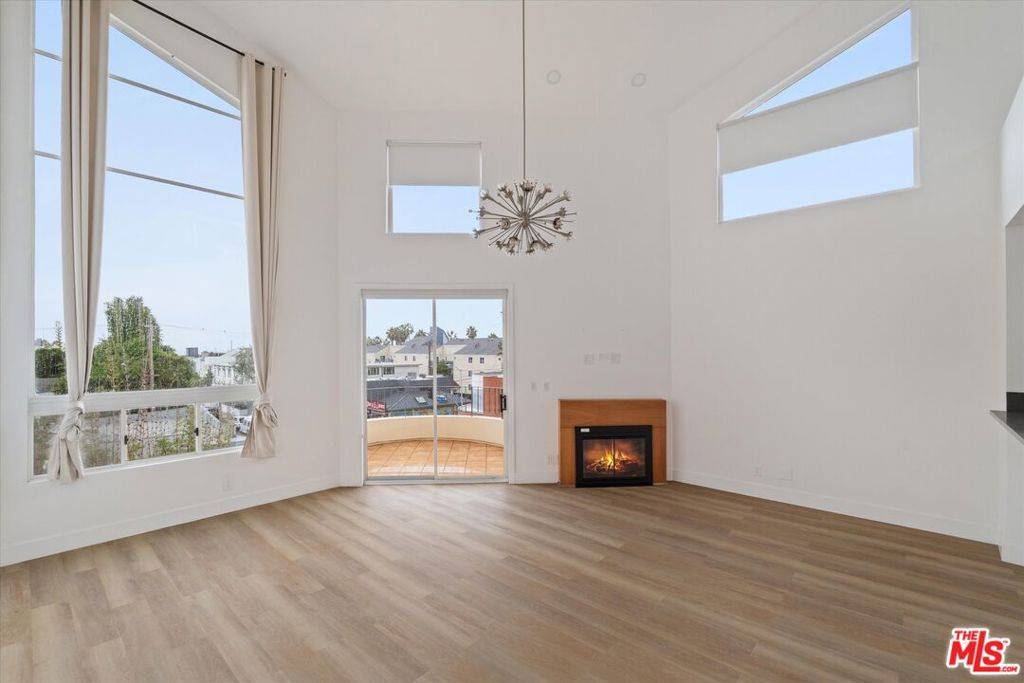 Venice, CA 90291,235 Main ST #321