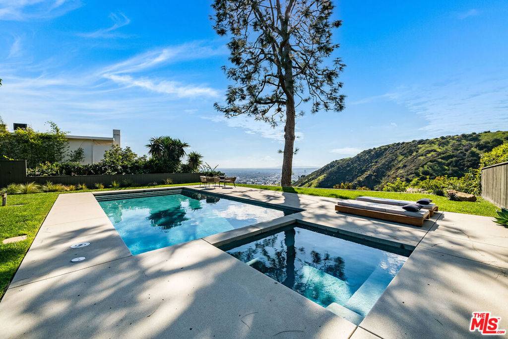 Los Angeles, CA 90068,2431 Carman Crest DR