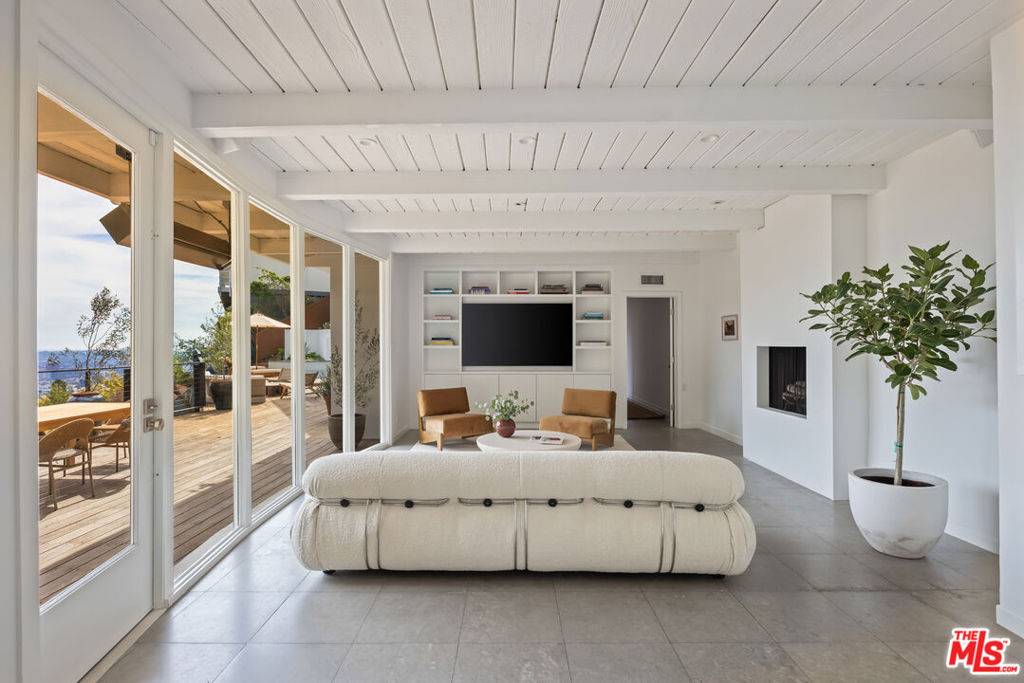 Los Angeles, CA 90069,1568 Viewsite DR