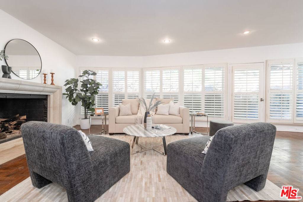 Beverly Hills, CA 90210,2559 HUTTON DR