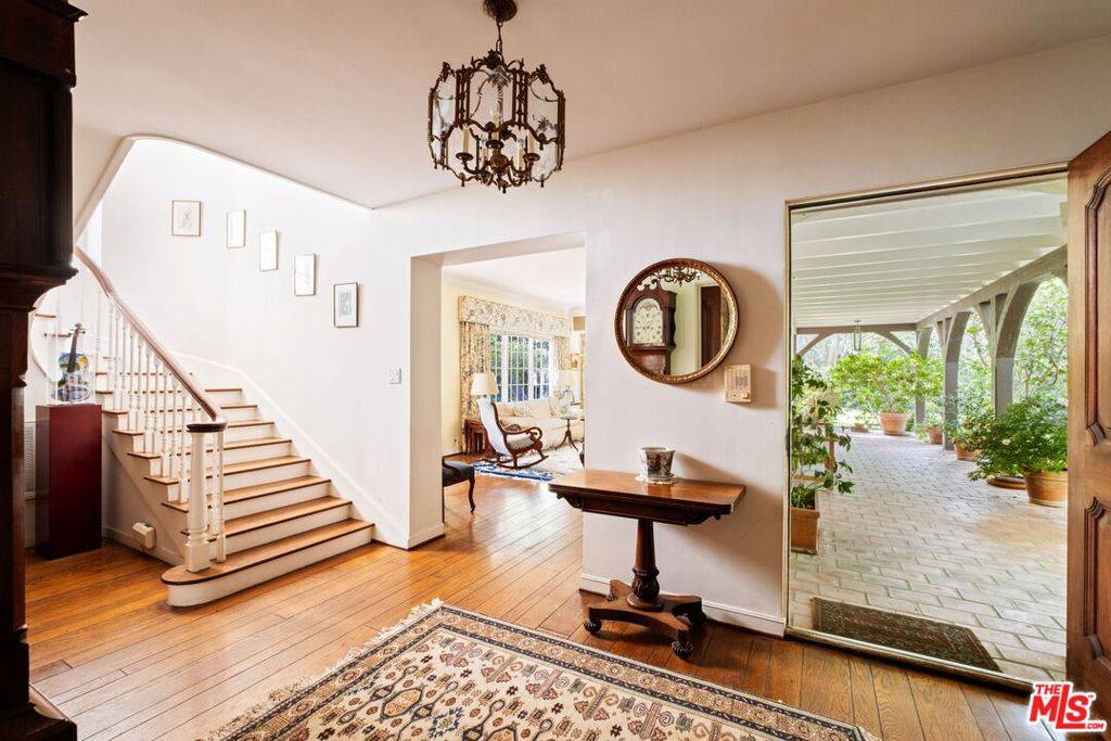 Los Angeles, CA 90049,456 N Bristol AVE