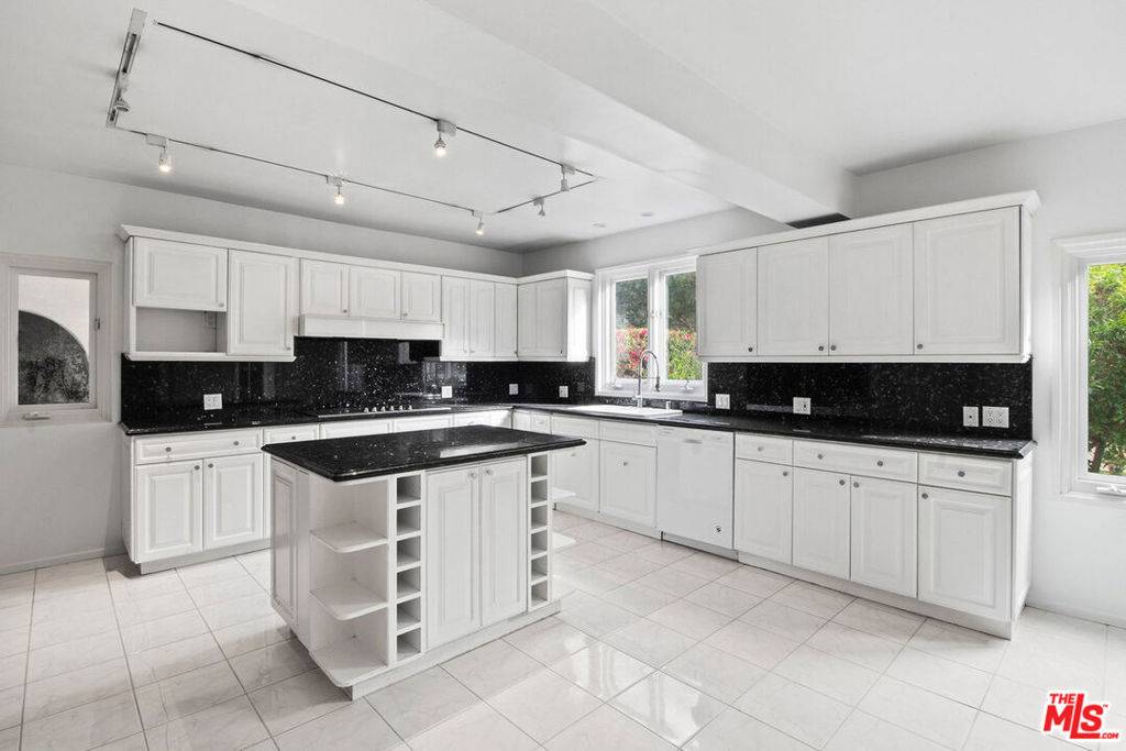 Beverly Hills, CA 90210,713 N Elm DR