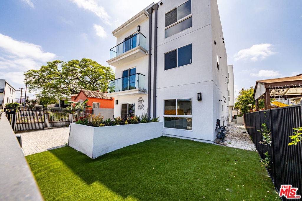 Los Angeles, CA 90034,2055 1/2 S Garth AVE