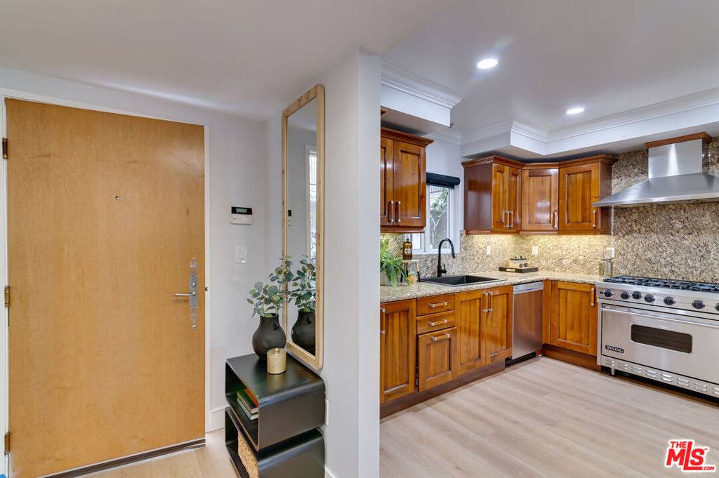 Los Angeles, CA 90025,1878 Greenfield AVE #104