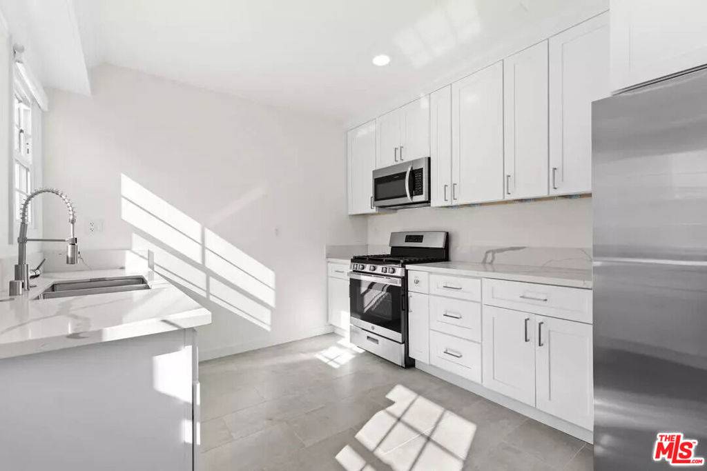 Los Angeles, CA 90019,1235 S Tremaine AVE