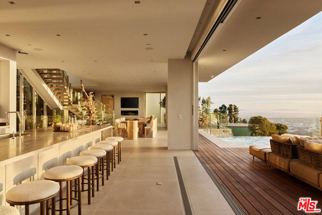 West Hollywood, CA 90069,1615 Blue Jay WAY