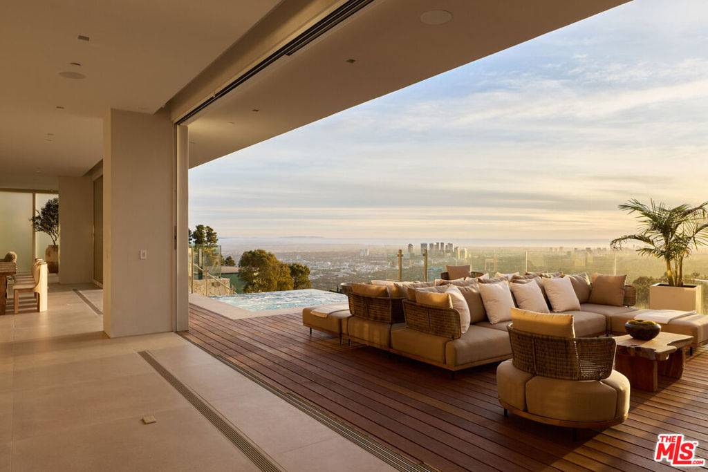 West Hollywood, CA 90069,1615 Blue Jay WAY