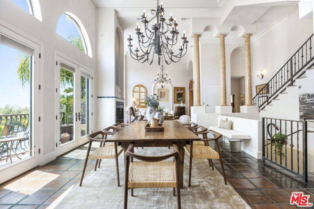 Los Angeles, CA 90068,6383 Quebec DR