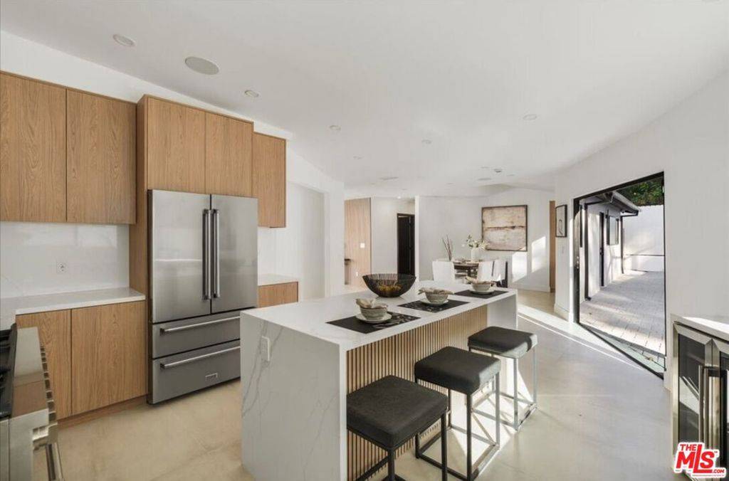 Sherman Oaks, CA 91403,3873 Royal Woods DR