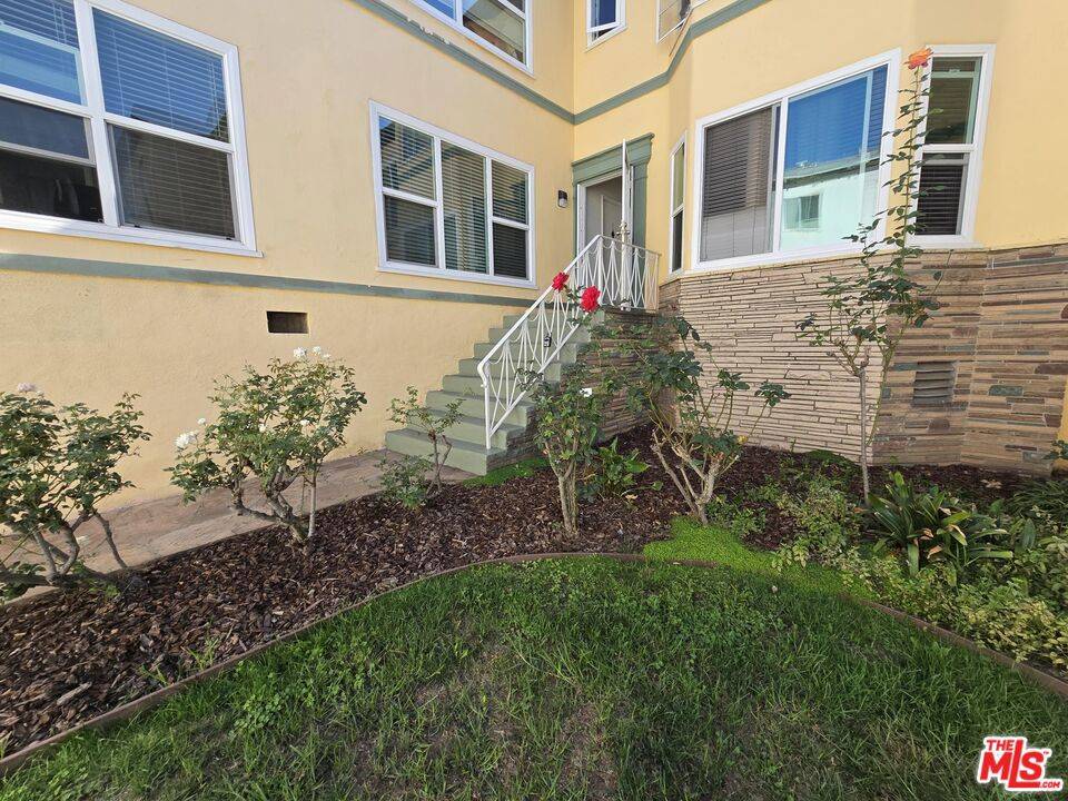 Los Angeles, CA 90019,1268 Queen Anne PL