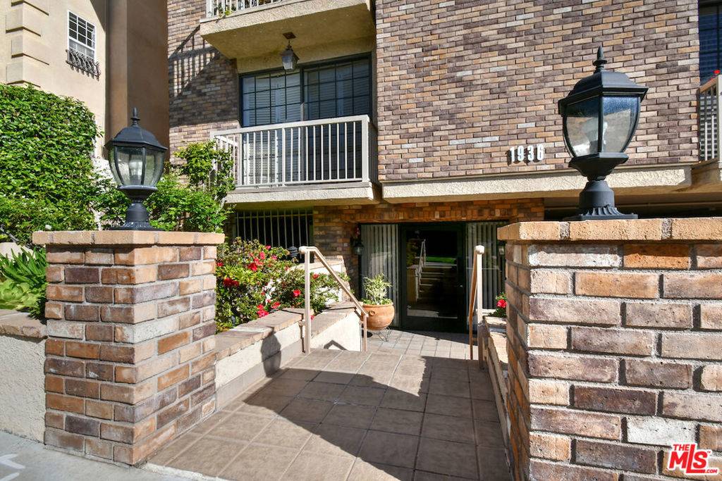 Los Angeles, CA 90025,1936 Pelham AVE #301