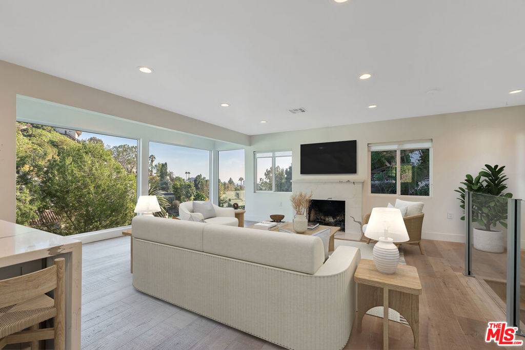 Los Angeles, CA 90068,2370 San Marco DR