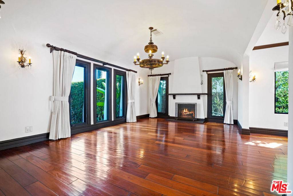 Beverly Hills, CA 90211,309 N Doheny DR