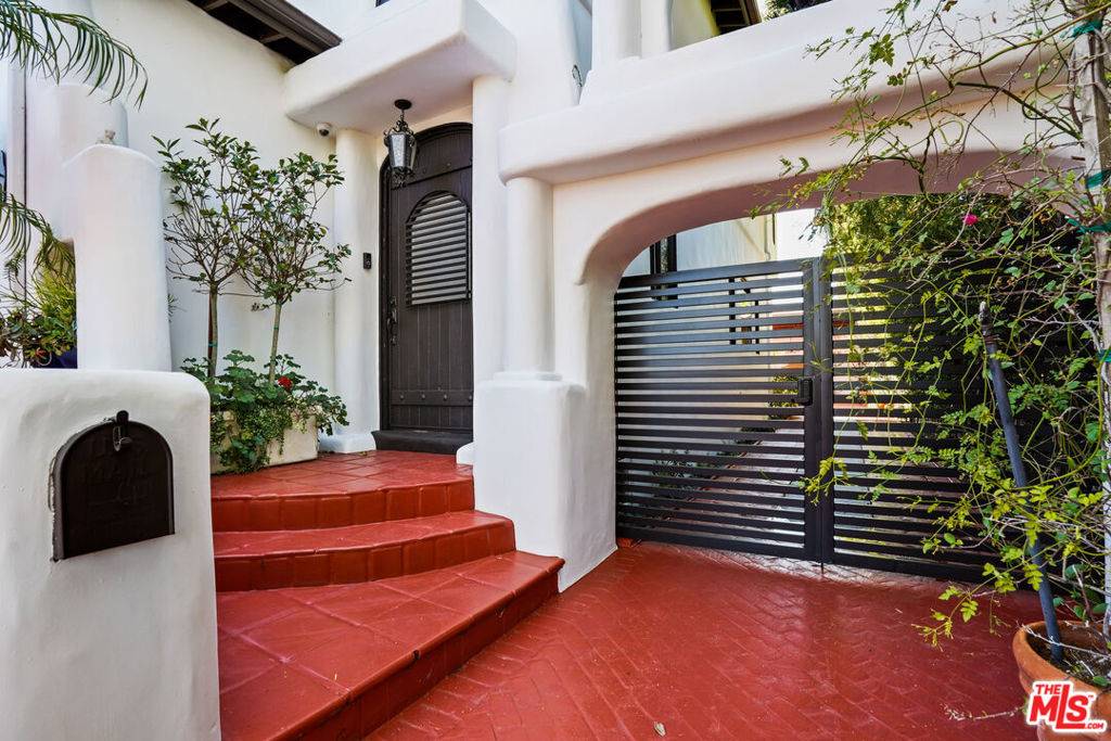 Beverly Hills, CA 90211,309 N Doheny DR