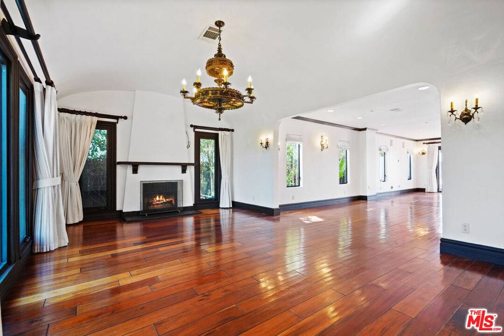 Beverly Hills, CA 90211,309 N Doheny DR