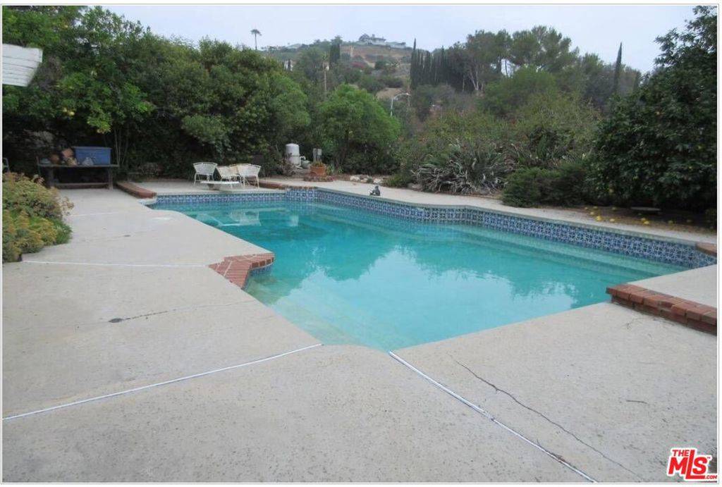 Woodland Hills, CA 91367,24561 Calvert ST