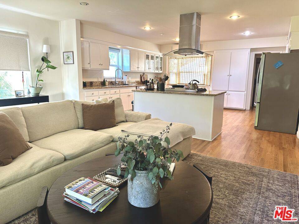 Los Angeles, CA 90049,1107 S Bundy DR