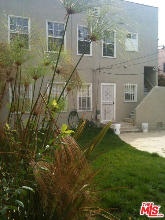 Los Angeles, CA 90004,611 N BEACHWOOD DR