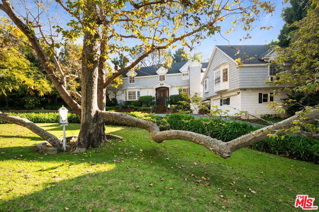 Los Angeles, CA 90049,11324 Sunset BLVD