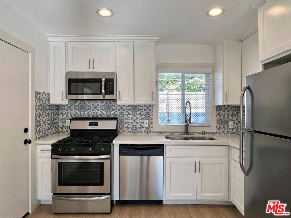 Los Angeles, CA 90065,2649 Granada ST