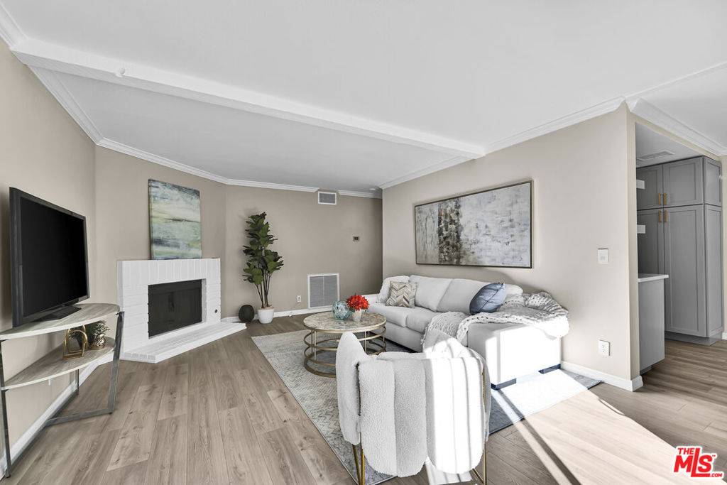 Woodland Hills, CA 91367,5800 Owensmouth AVE #40