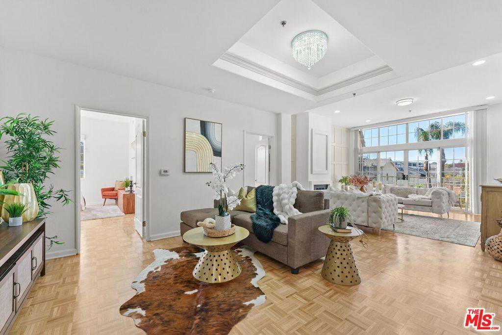 Sherman Oaks, CA 91423,4348 Mammoth AVE #301