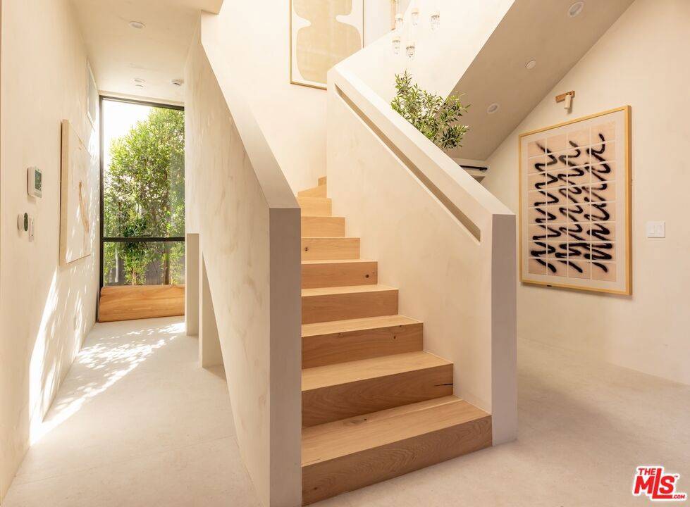 Los Angeles, CA 90048,517 N Edinburgh AVE