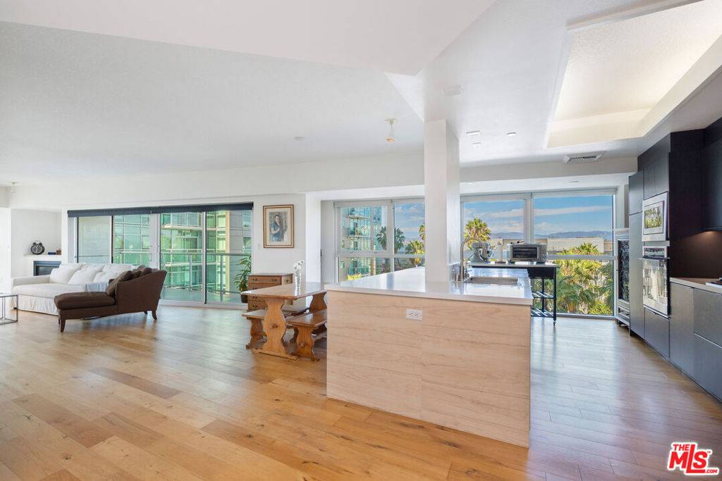 Marina Del Rey, CA 90292,13600 Marina Pointe DR #602